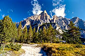 Parco Naturale Fanes-Senes-Braies. Escursione al Rifugio Fanes. Dalla Capanna Alpina ai piedi delle strapiombanti pareti che ricadono dal Piz dles Conturines.